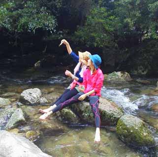 疲れた足を冷たい水で癒す