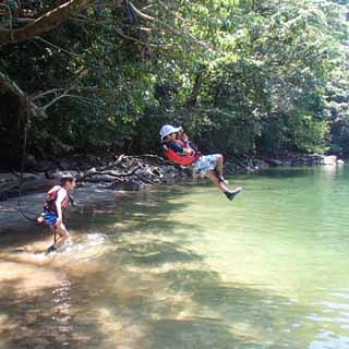 ターザンロープで遊ぶ