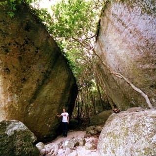 船のような巨岩